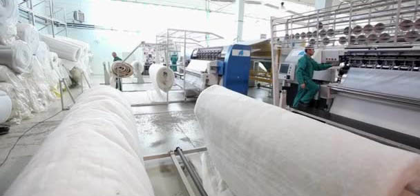 Interior de uma fábrica, que visar ser destaque de crescimento da indústria têxtil. 