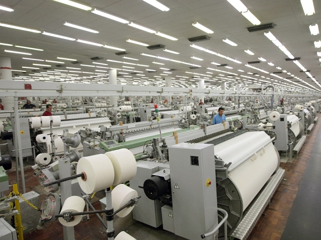 producción textil - Interior de una fábrica de producción textil.