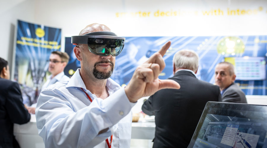 Hombre probando la novedad con gafas de realidad aumentada en la ITMA 2019.