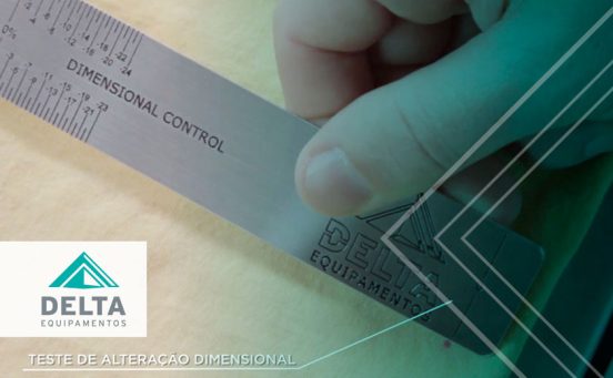 A mão de uma pessoa realizando o teste das marcações na malha com uma régua, a cena é parte do controle de qualidade na confecção realizado com a lavadora de amostras da Delta.