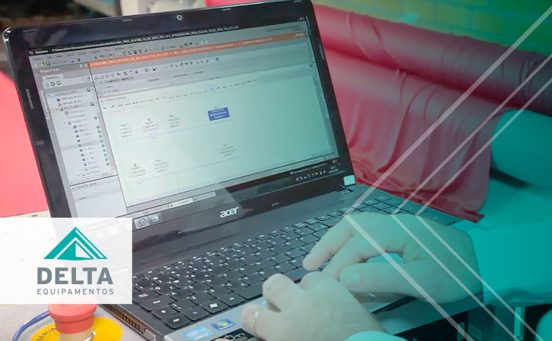 Responsable que realiza la evaluación de un informe para optimizar su gestión de calidad.
