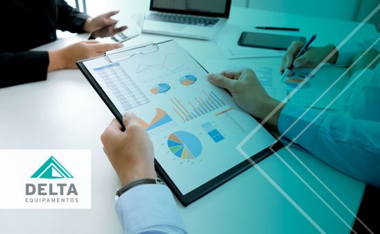 Personas en una reunión discutiendo la eficiencia de fabricación con el diseño actual de las máquinas de la empresa.