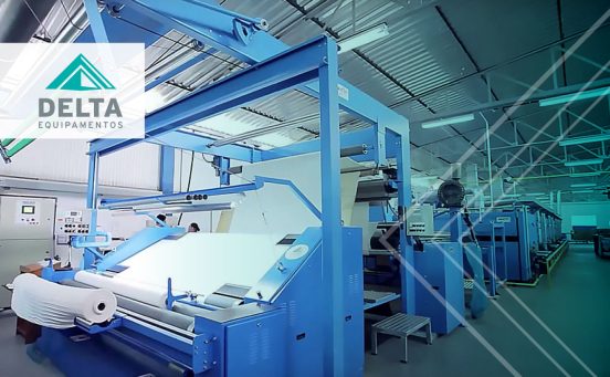 produção têxtil- Máquina têxtil, exemplificando a padronização do setor.